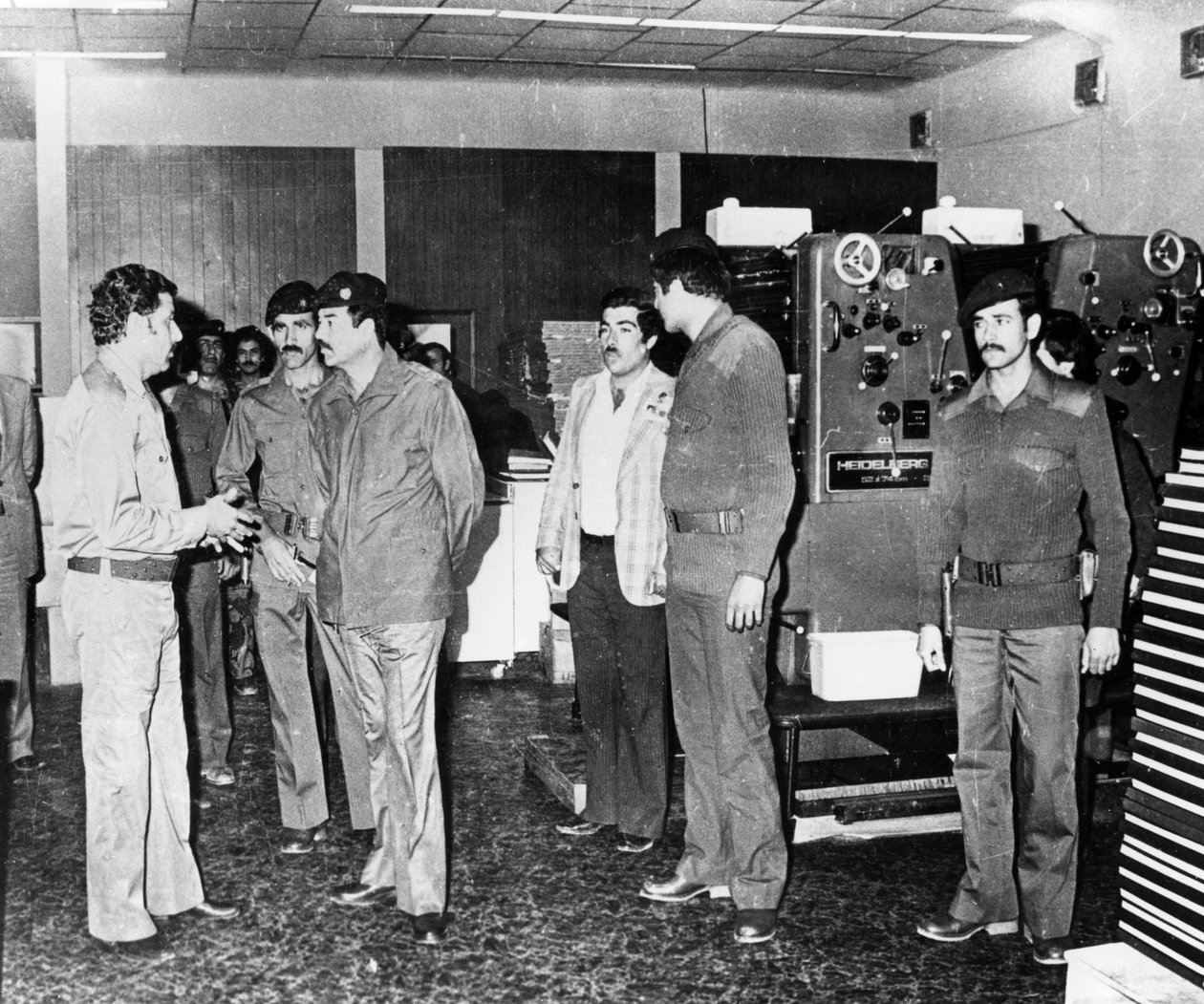 萨达姆·侯赛因（Saddam Hussein）于1986年访问伊拉克巴格达的一家国家报纸 作者 不明