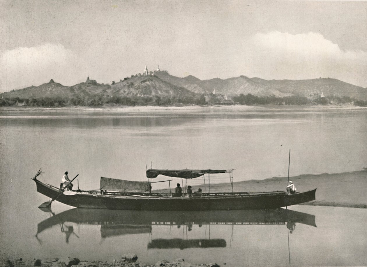 伊洛瓦底江（Irrawaddy）的实皆（Sagaing）-1900年，每个山顶都冠以一座宝塔。 作者 不明