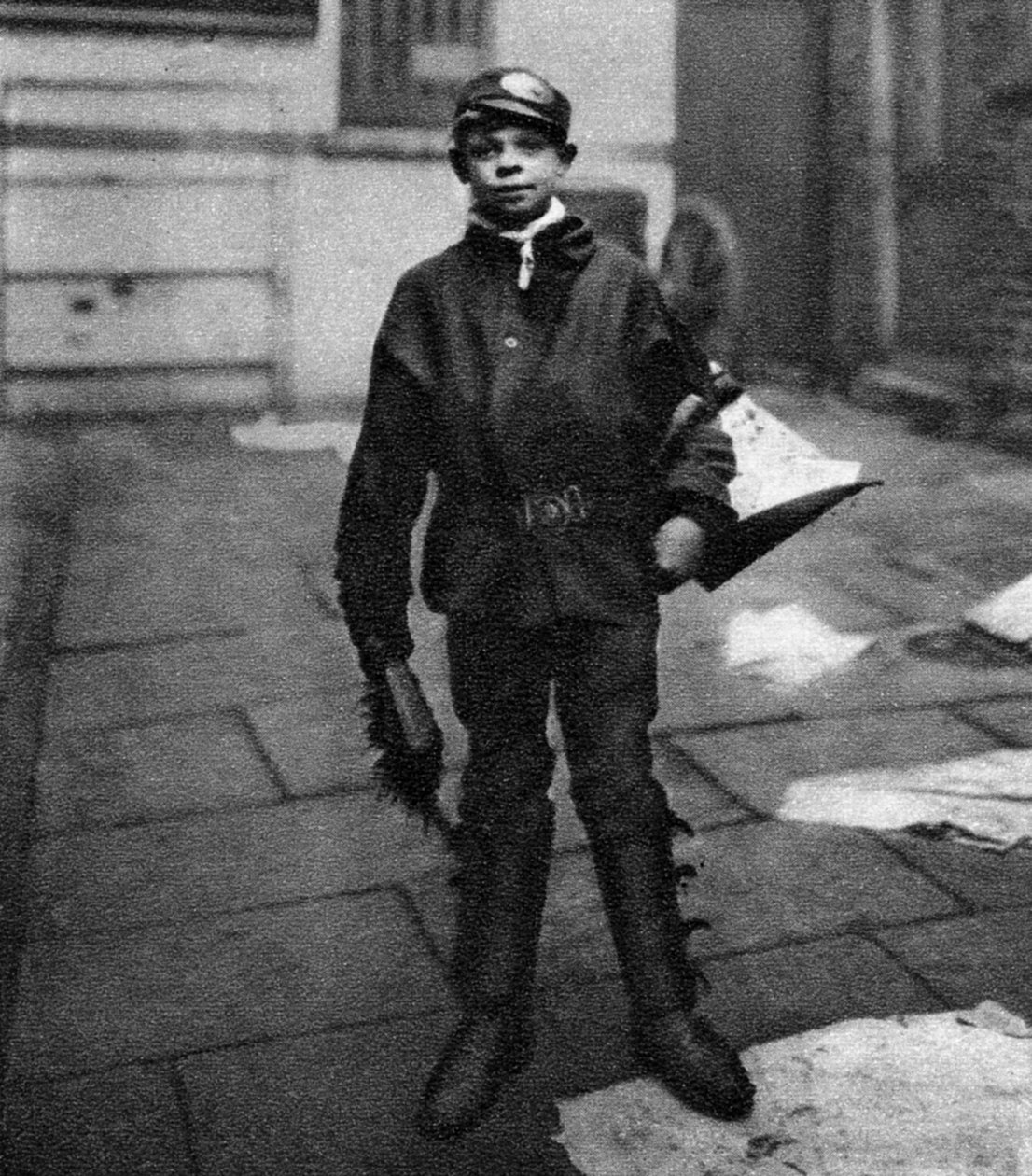 拾荒者男孩，他清理马路上的粪便，伦敦，1926-1927年 作者 不明