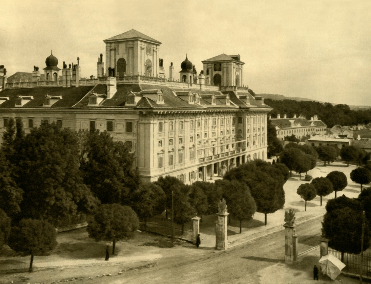 奥地利布尔根兰州艾森斯塔特（Eisenstadt）的埃斯特哈兹宫（EsterházyPalace），建于1935年。 作者 不明