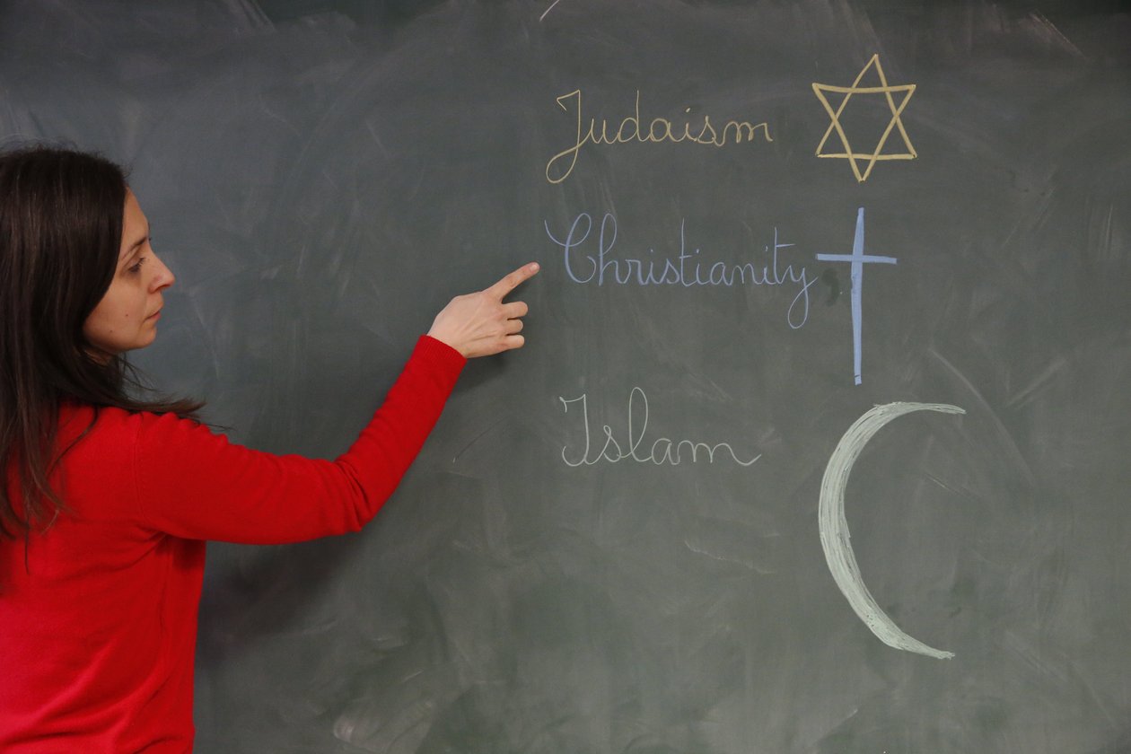 School teacher explaining religions, Montrouge, France 作者 不明