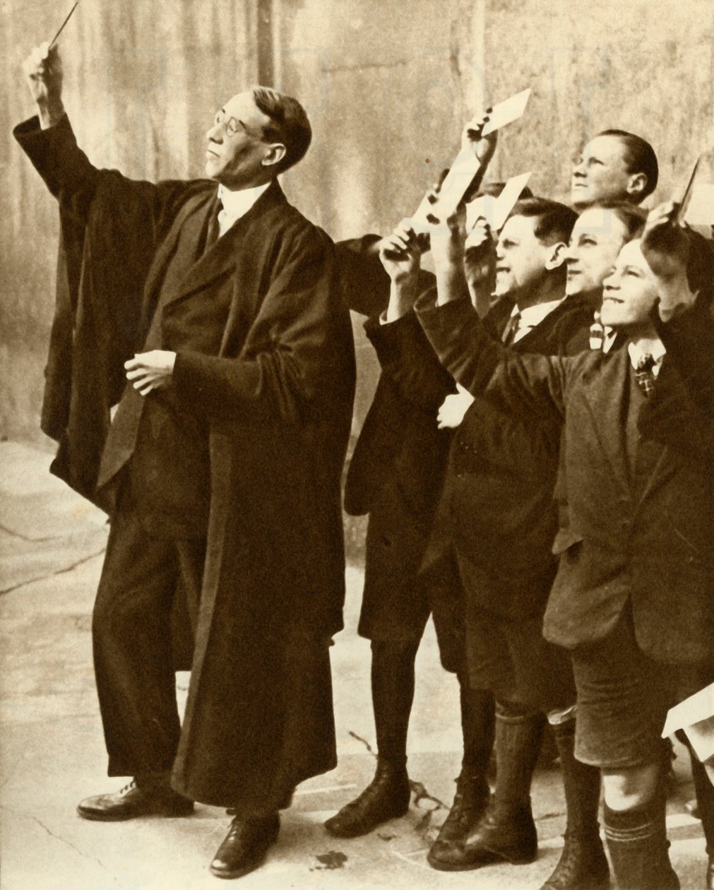 1921年，英国，1935年，男生和教师观测日食。 作者 不明