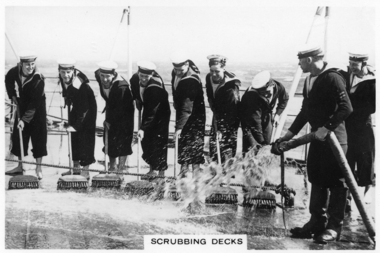 在纳尔逊号（HMS Nelson）上擦洗甲板，1937年 作者 不明
