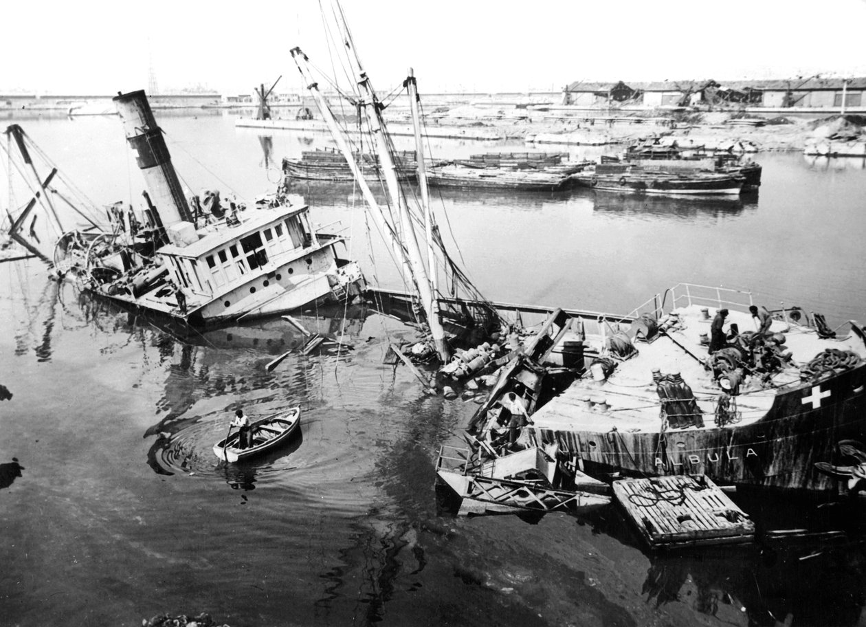c1945-1949年，法国马赛港口的破舷船 作者 不明