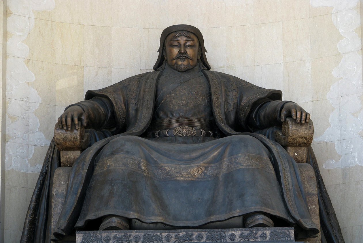 成吉思汗的雕像坐在乌兰巴托的国会大厦，2005年 作者 不明
