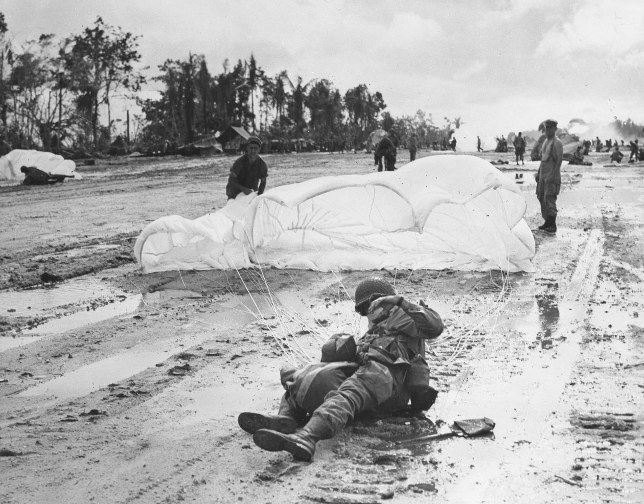 第二次世界大战（1939-1945） - 第二次世界大战（WWII or WW2）：Noemfoor Island（Numfor，Numfoor）（太平洋）7月3日 作者 不明