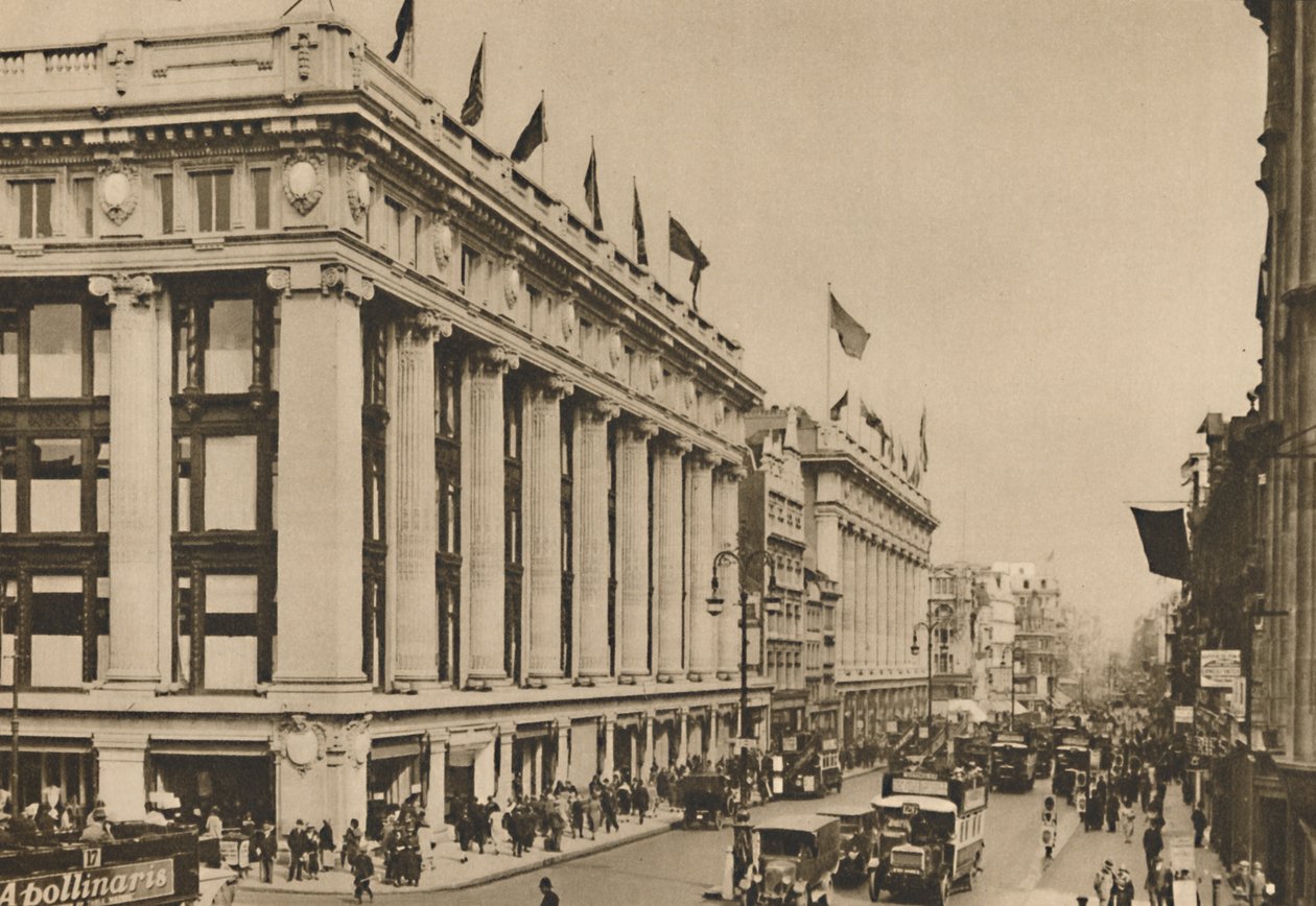 塞弗里奇（Selfridges）和这座建筑物吞没的牛津街上的最后一家老商店，大约在1935年。 作者 不明