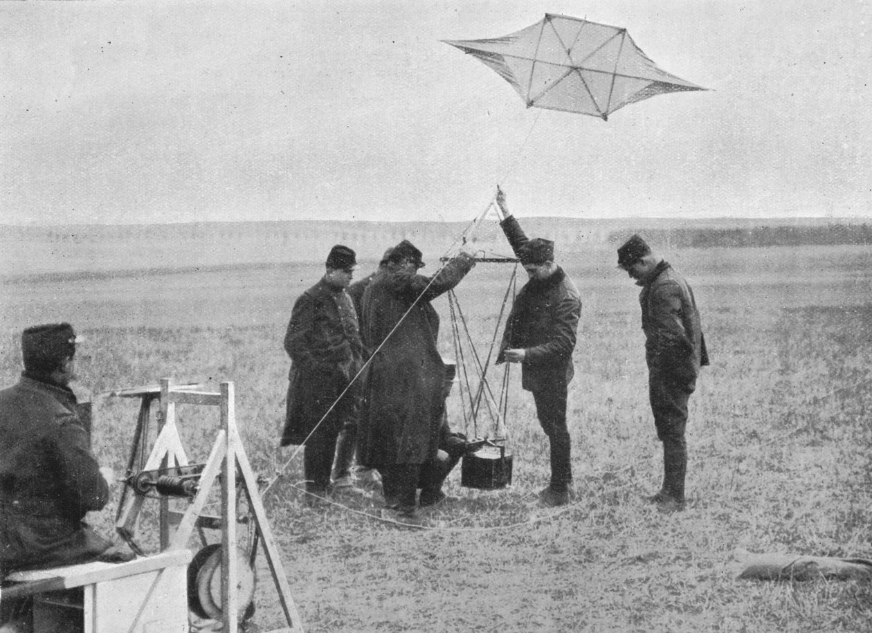 1914年，1915年，派发一部附有相机的法国风筝 作者 不明