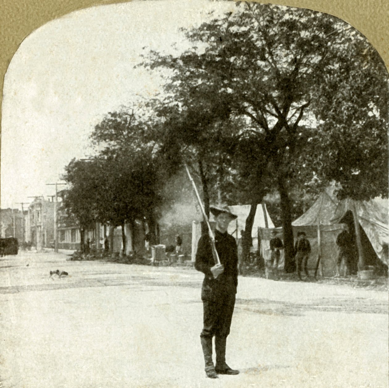 第七军团国民警卫队...于1906年在加利福尼亚州奥克兰的林肯广场集中营。 作者 不明