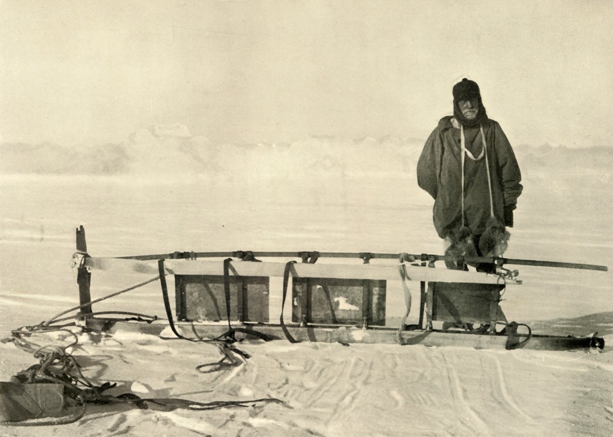沙克尔顿站在破碎的南方雪橇旁，c1908，1909年。 作者 不明