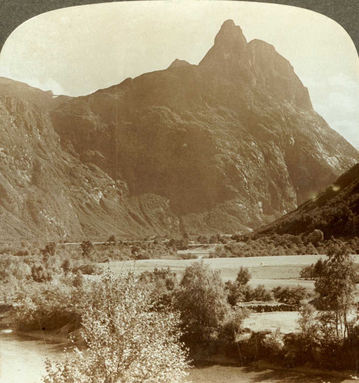 Romdalshorn锋利的石峰在挪威劳马河上的山墙加冕，c1905。 作者 不明