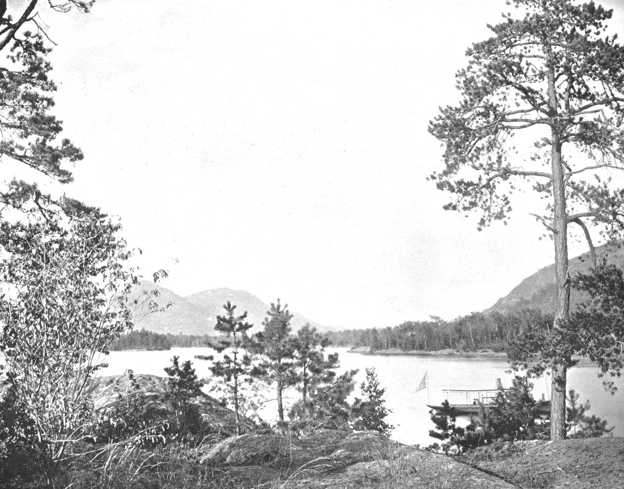 搁架岩山，乔治湖，纽约州，美国，摄于1900年。 作者 不明