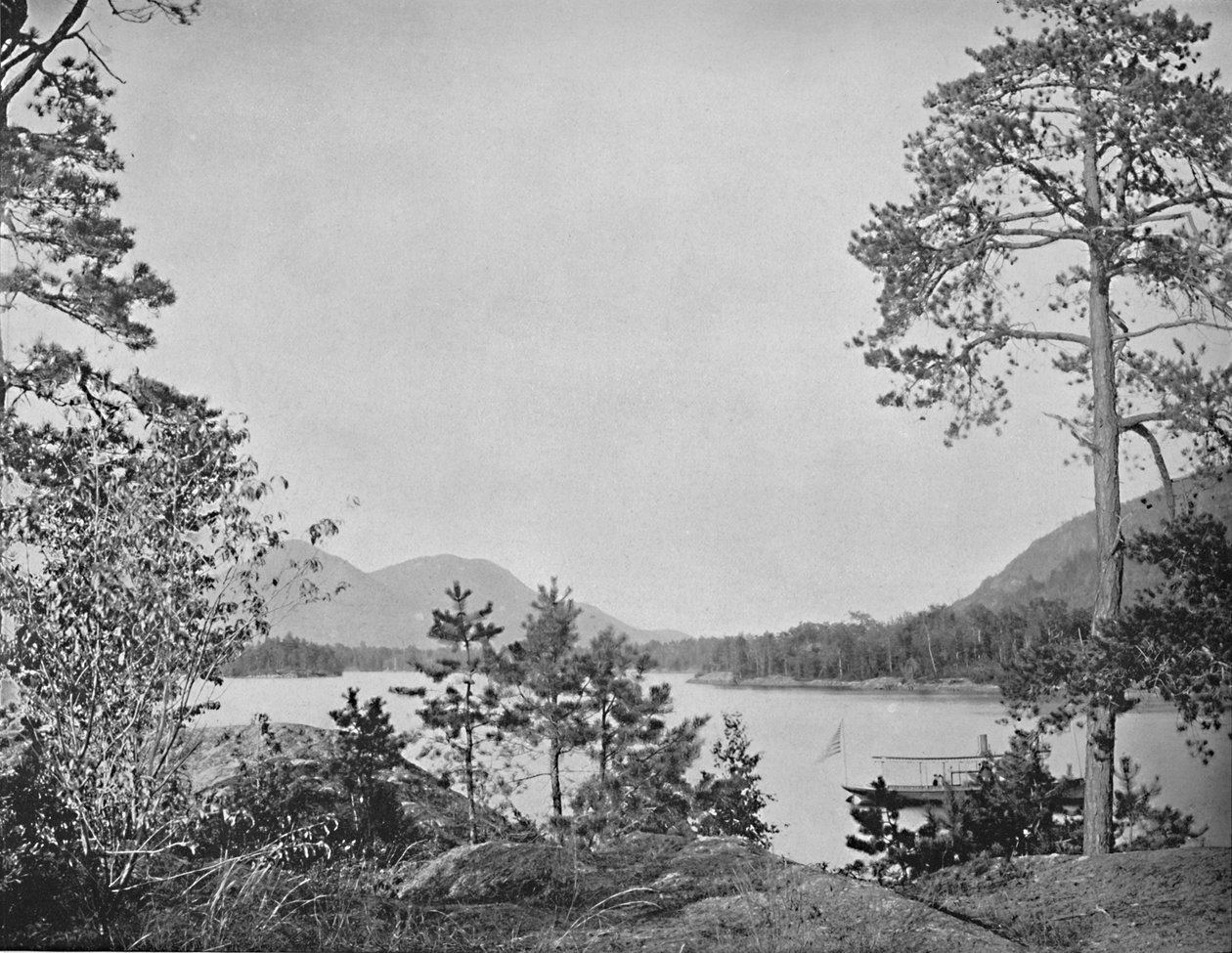 搁架岩山，乔治湖，纽约，约1897年。 作者 不明