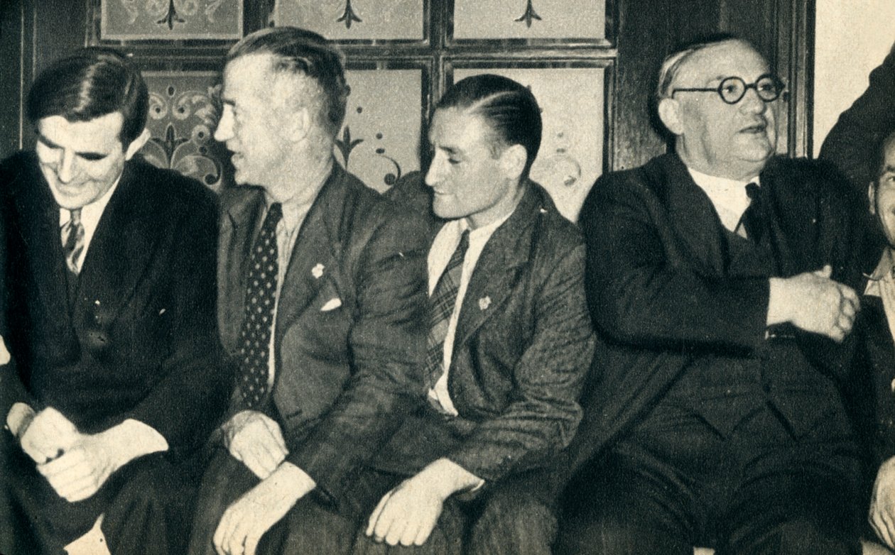 岸上的船友。约翰·G·温南（英语：John G. Winant），欧内斯特·贝文（Ernest Bevin）和商船员，1942年 作者 不明