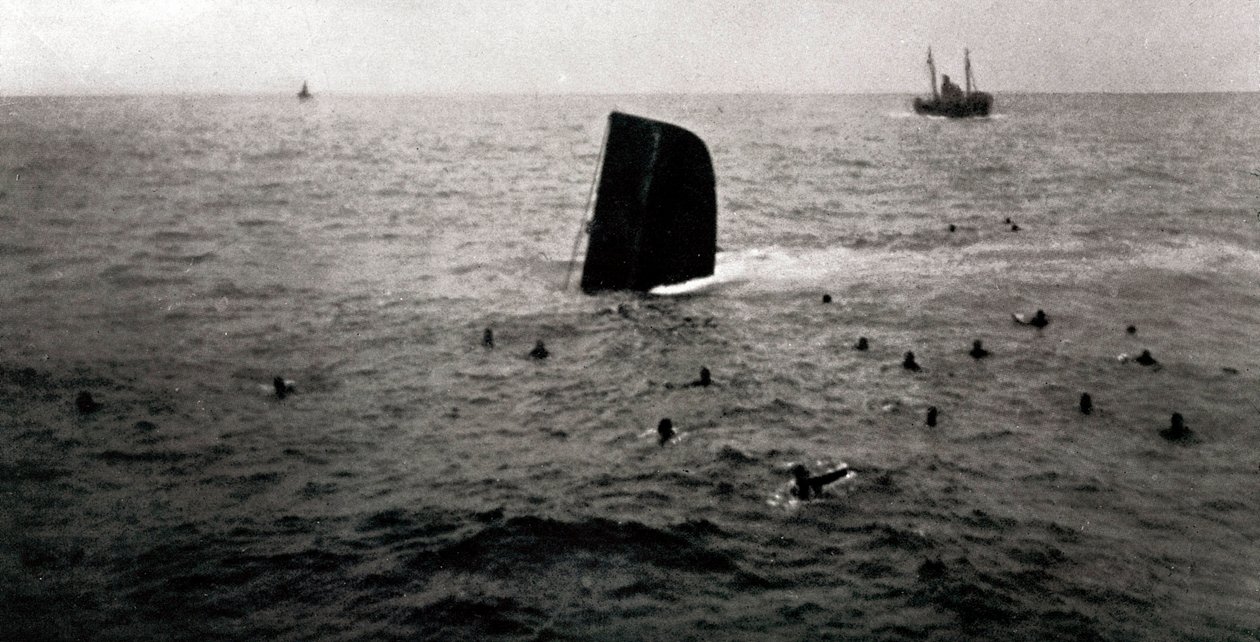 Shipwreck of the Republican submarine B6, August 1936 (b/w photo) 作者 不明