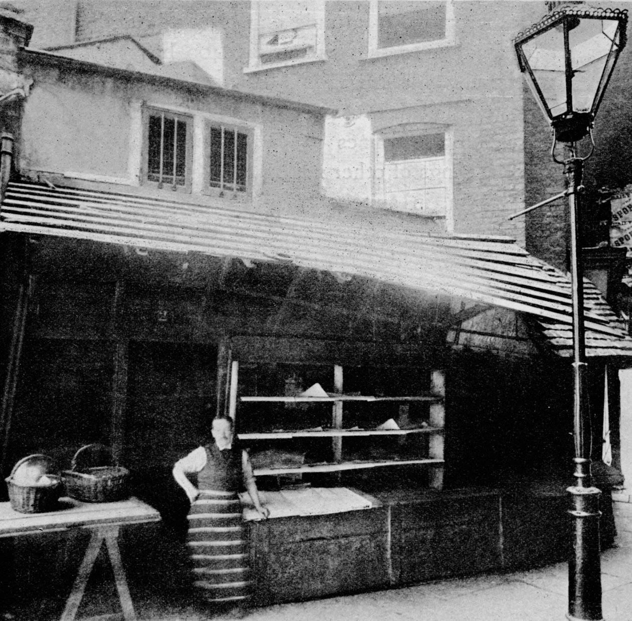 商店和太阳能，伦敦克莱尔市场（Clare Market），自1895年拆毁以来，1904年 作者 不明