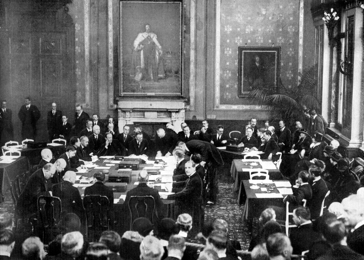 1925年，在伦敦的英国外交部签署《洛迦诺条约》，1926年 作者 不明