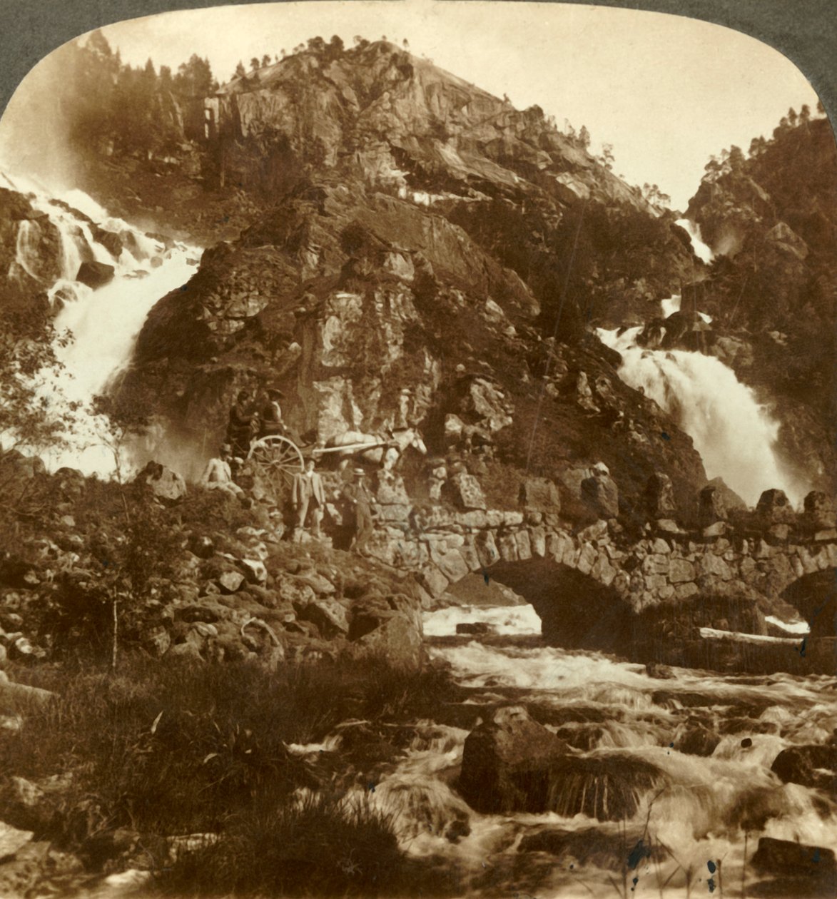 Skarafos和Lotefos越过岩石，挪威西部，c1905年。 作者 不明