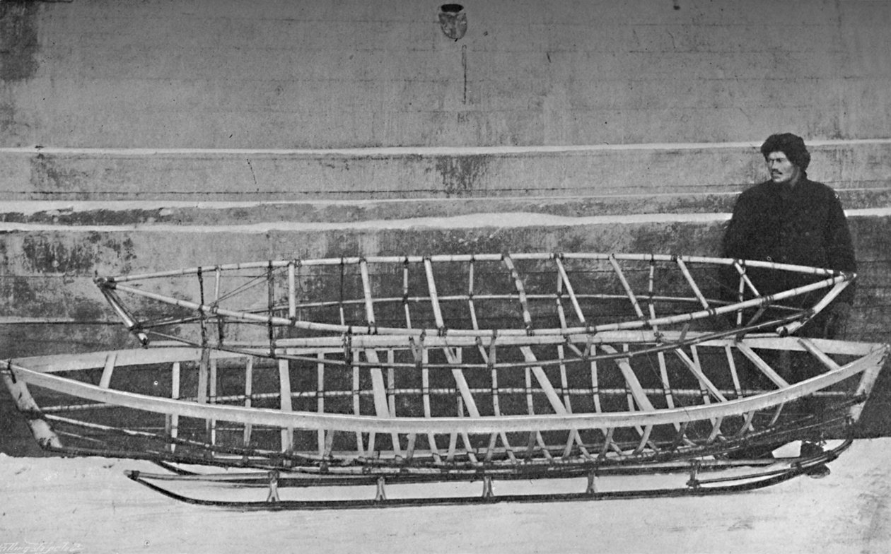 1894年和1897年，一只手竹制的骨架o皮划艇和一把双人皮划艇 作者 不明