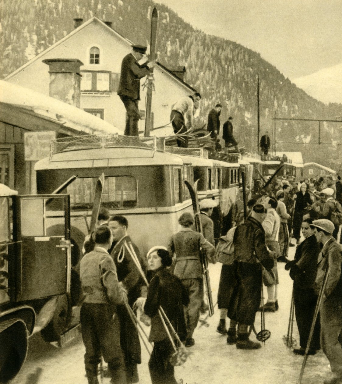 到达圣安东阿尔山，奥地利，c1935年的滑雪者。 作者 不明