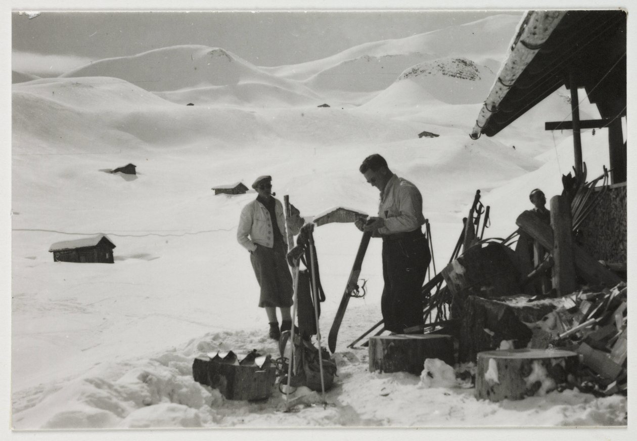Skiers outside a chalet, c 1930 作者 不明