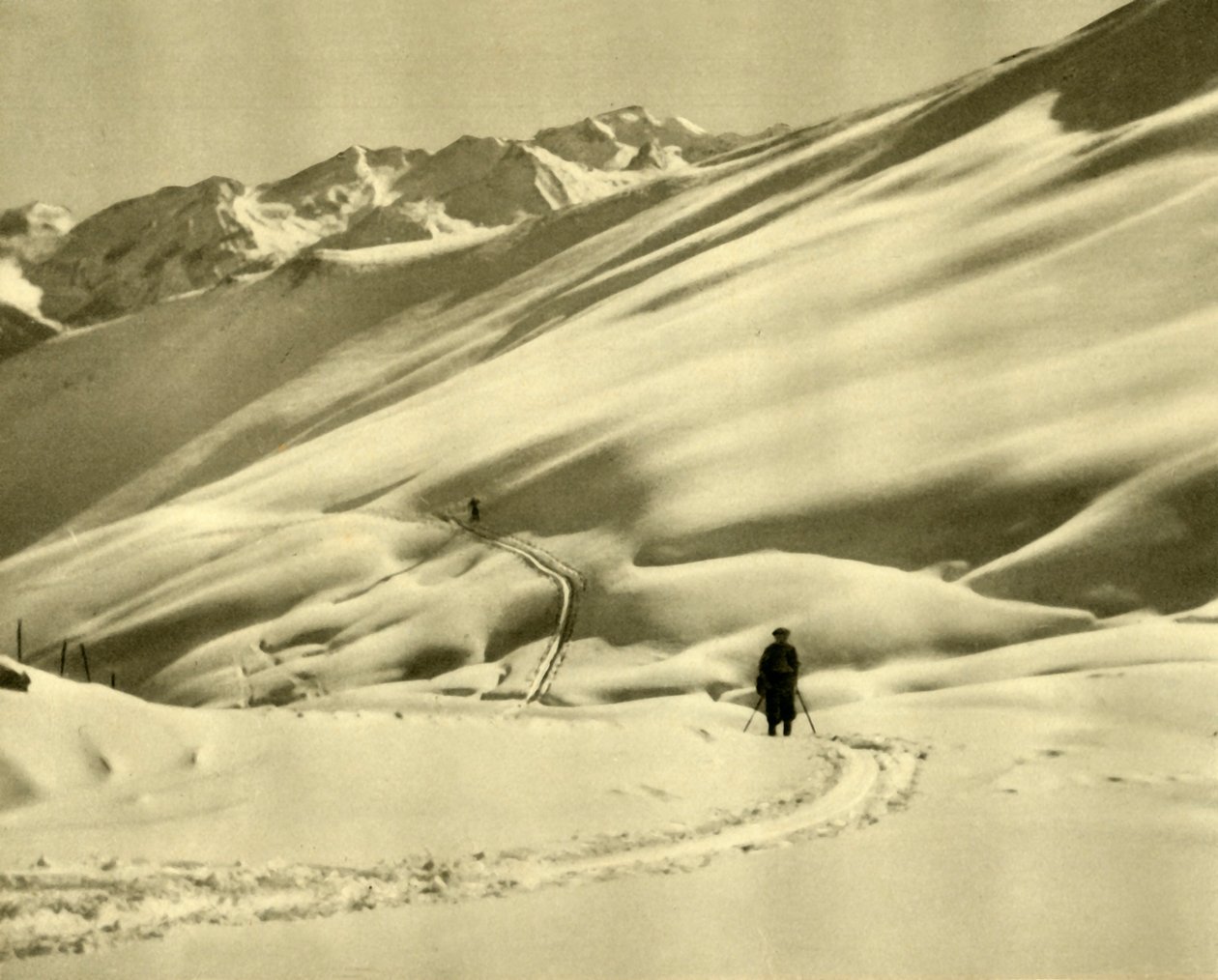 大约于1935年在奥地利巴特霍夫加施泰因附近的上Schlossalm滑雪。 作者 不明