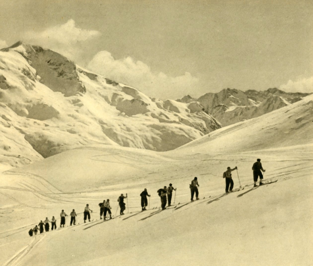 滑雪课，奥地利阿尔贝格，大约于1935年。 作者 不明