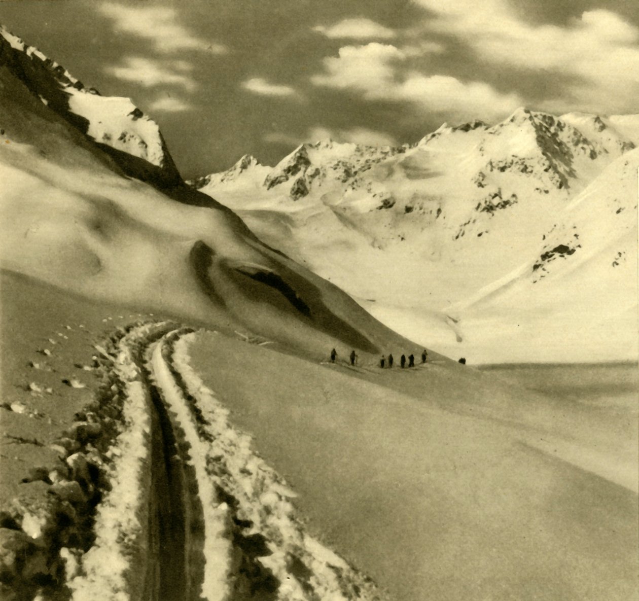 1935年，奥地利斯图拜阿尔卑斯山的Alpeiner Ferner冰川上滑雪。 作者 不明