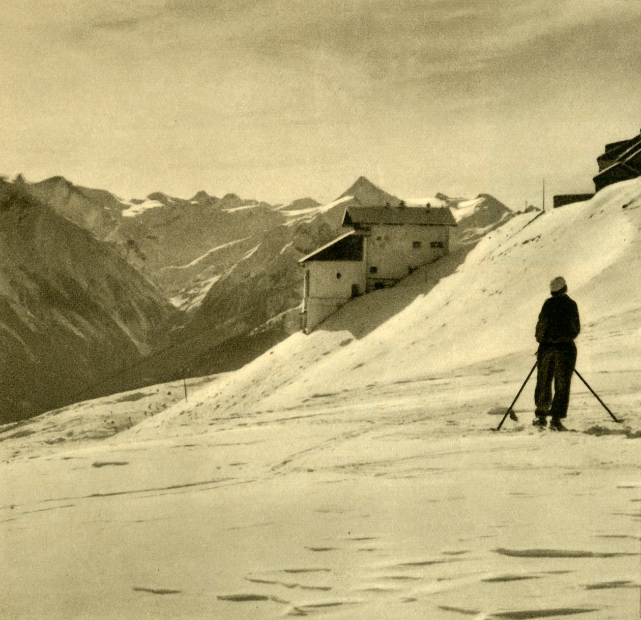 大约在1935年在奥地利的施密滕霍夫（Schmittenhöhe）滑雪。 作者 不明