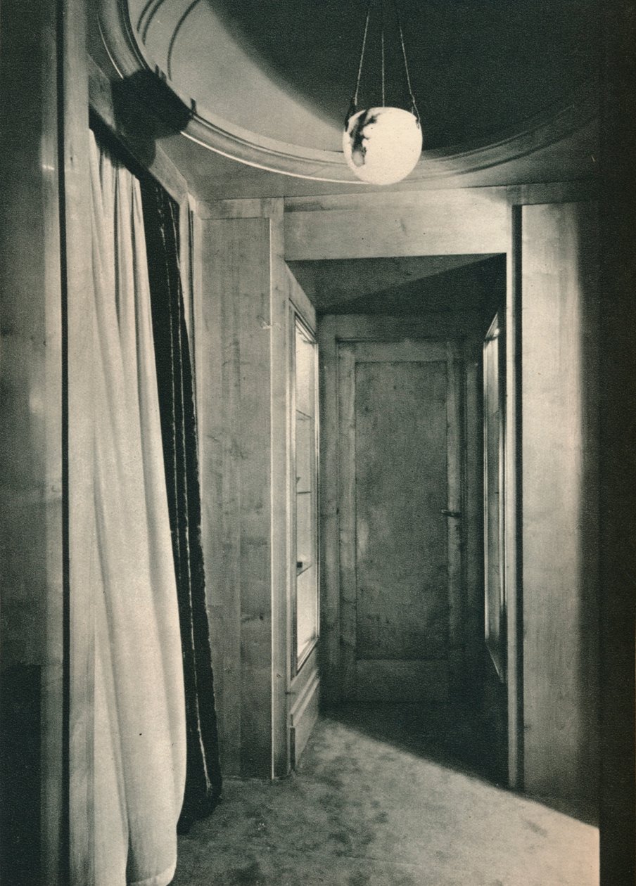 带有白色梧桐木橱柜的小前庭，c1925 作者 不明