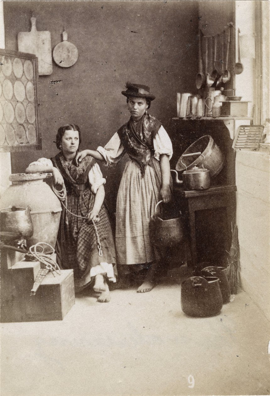 Small metiers：两个女人在厨房里挑水的画像。 19 世纪 纸板印刷 昏暗。 6x8,3 厘米 作者 不明