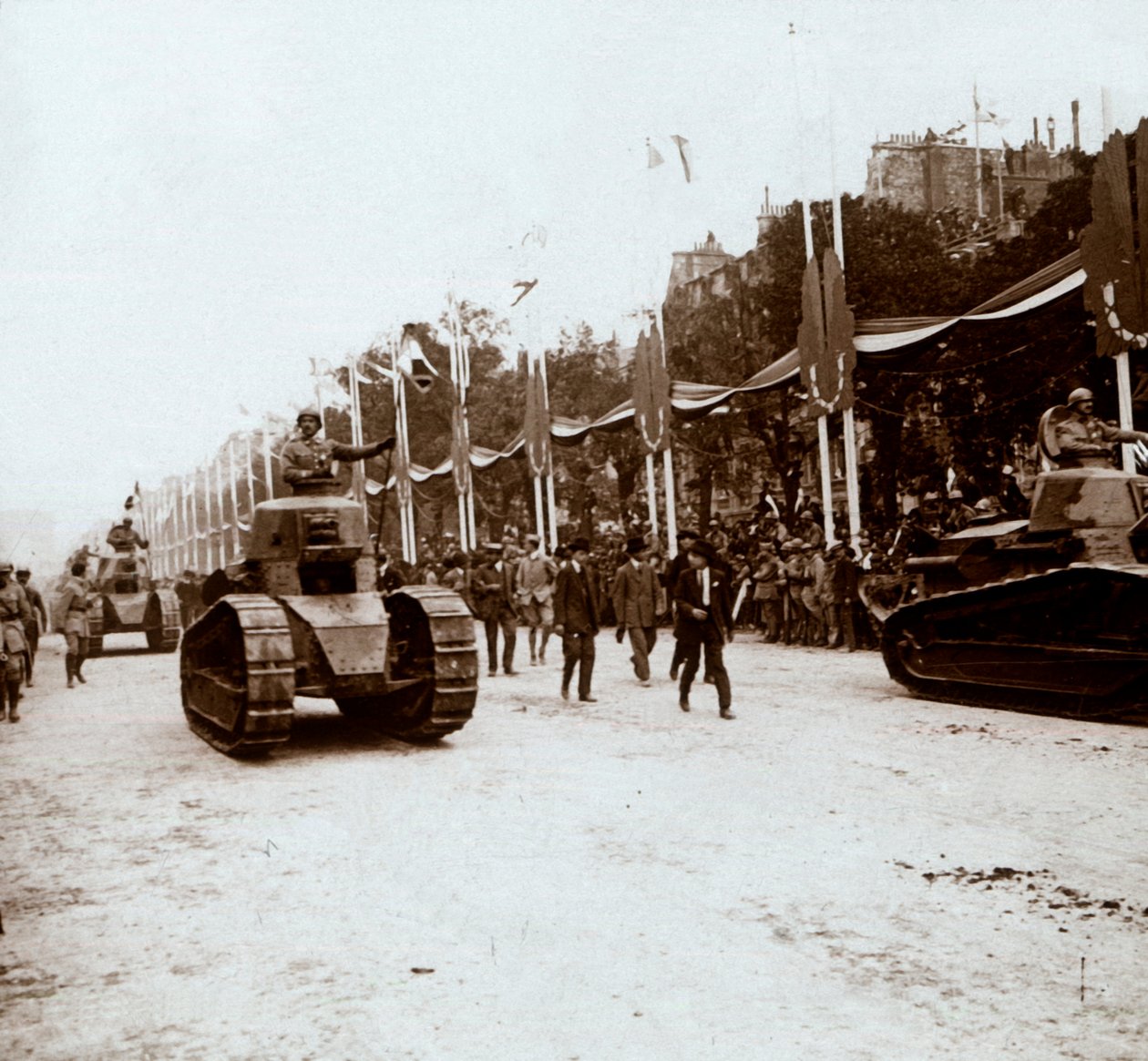 小型战车，胜利大游行，法国巴黎，c1918-c1919 作者 不明