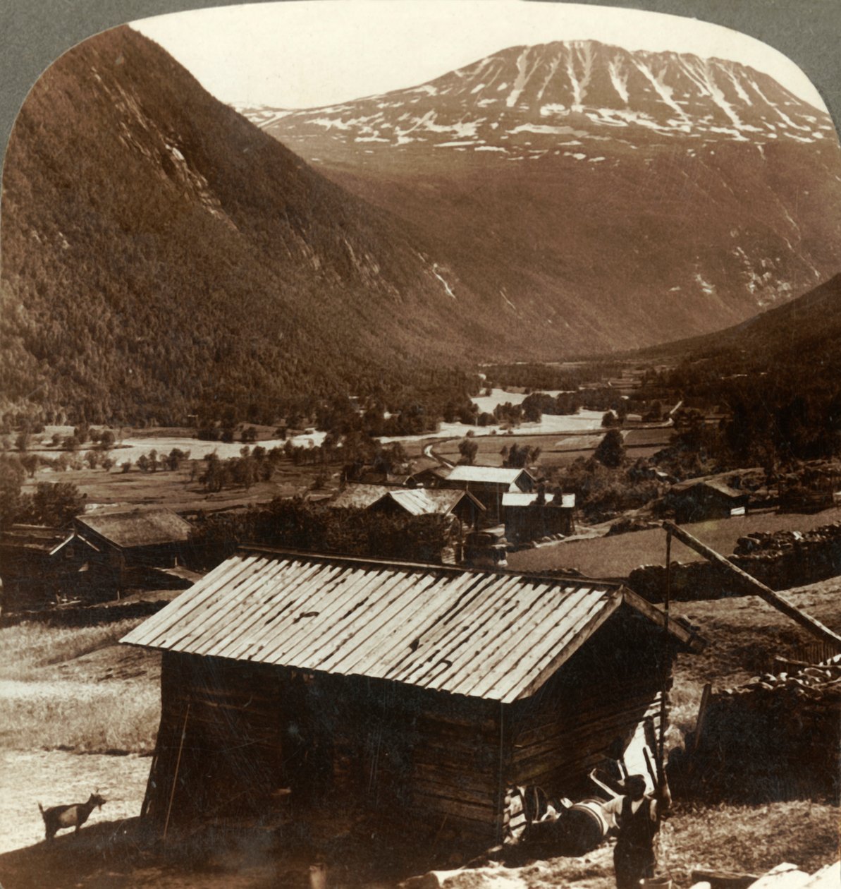 雪山的高度。建于1905年，位于挪威马安河谷安静房屋上方的高斯塔6180英尺。 作者 不明