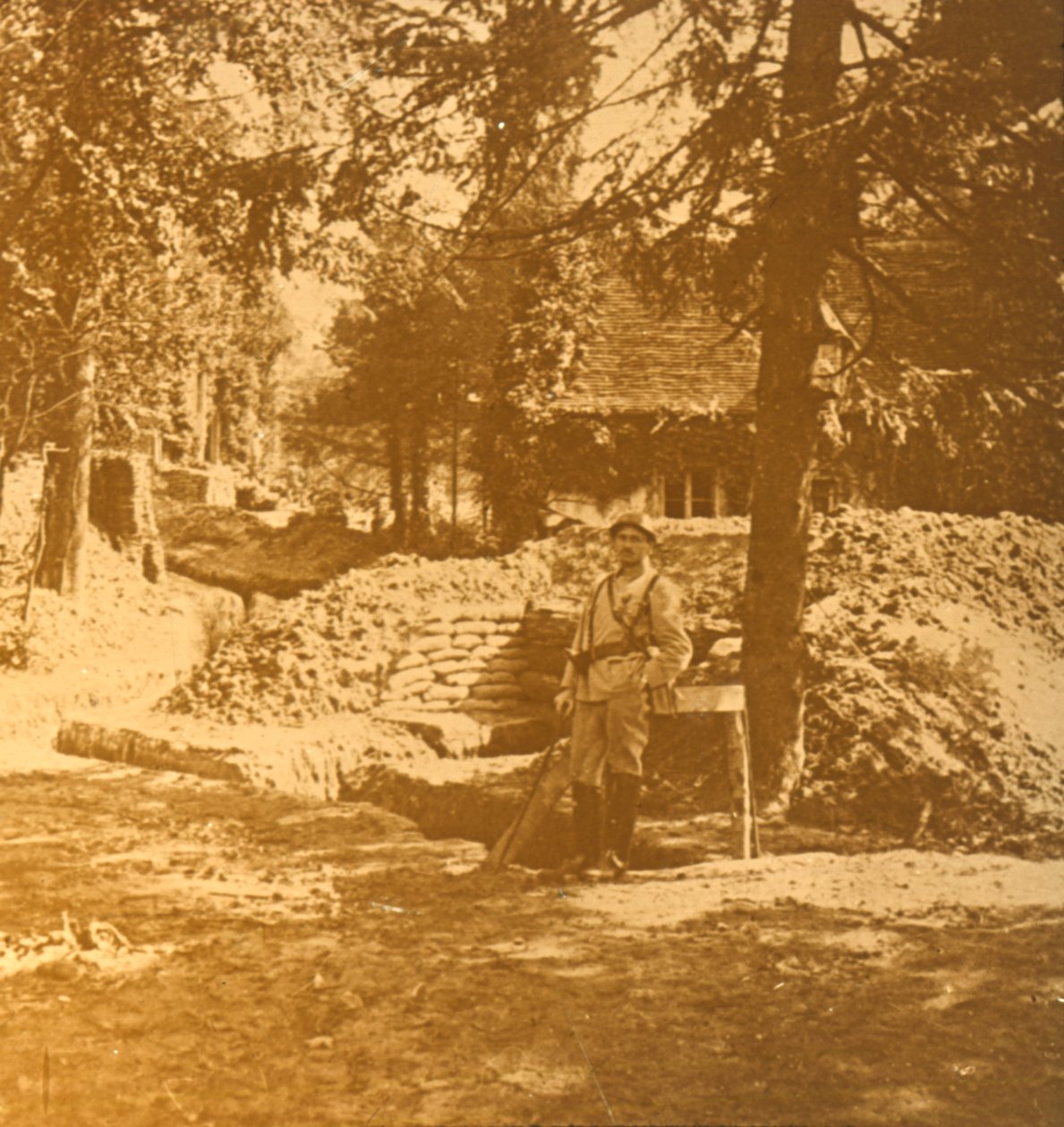 法国北部Bois des Loges战trench外的士兵，c1914-c1918 作者 不明