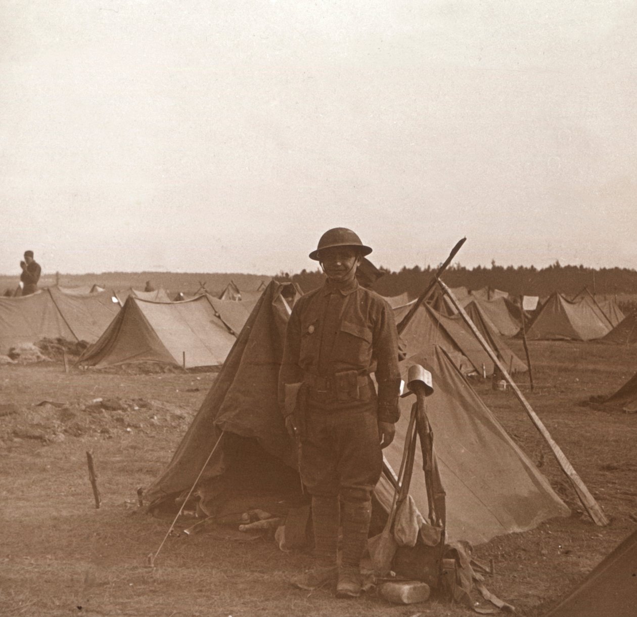 士兵站在帐篷里，美国营地，法国梅莱特，c1914-c1918。 作者 不明