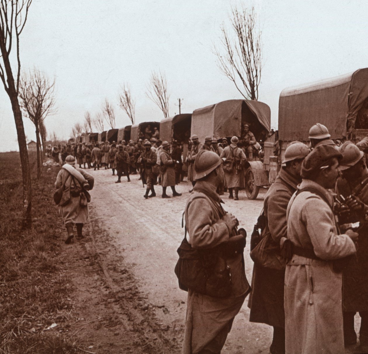 法国北部凡尔登的VoSacrée上的士兵和卡车柱，c1914-c1918 作者 不明