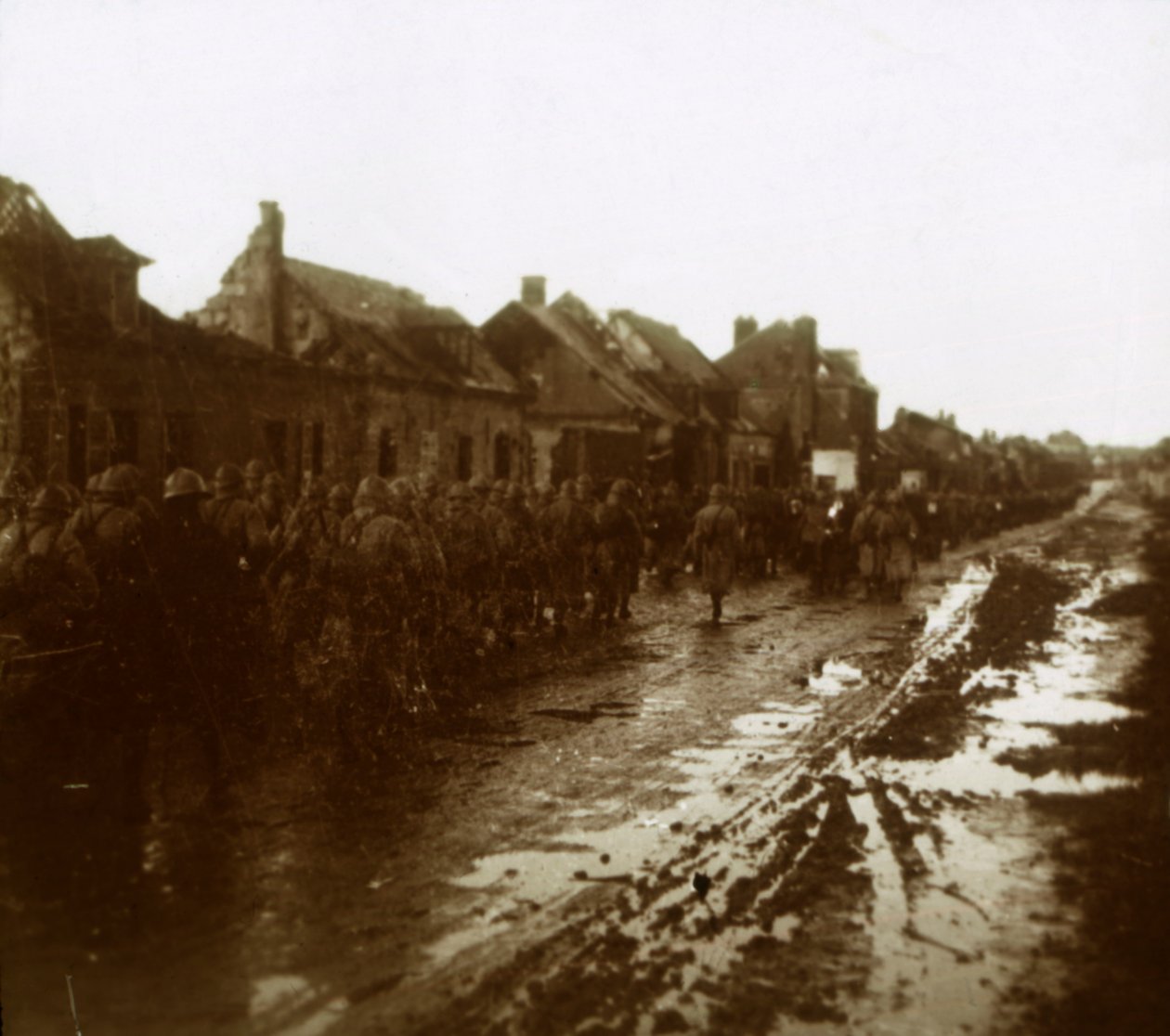 士兵们经过炸毁的房屋前进，法国北部香槟，c1914-c1918 作者 不明