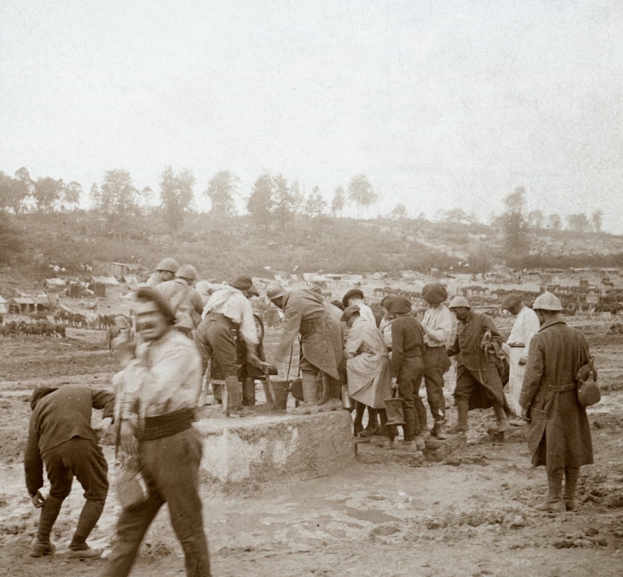 法国北部Genicourt，在泥泞中排队入水的士兵，c1914-c1918 作者 不明