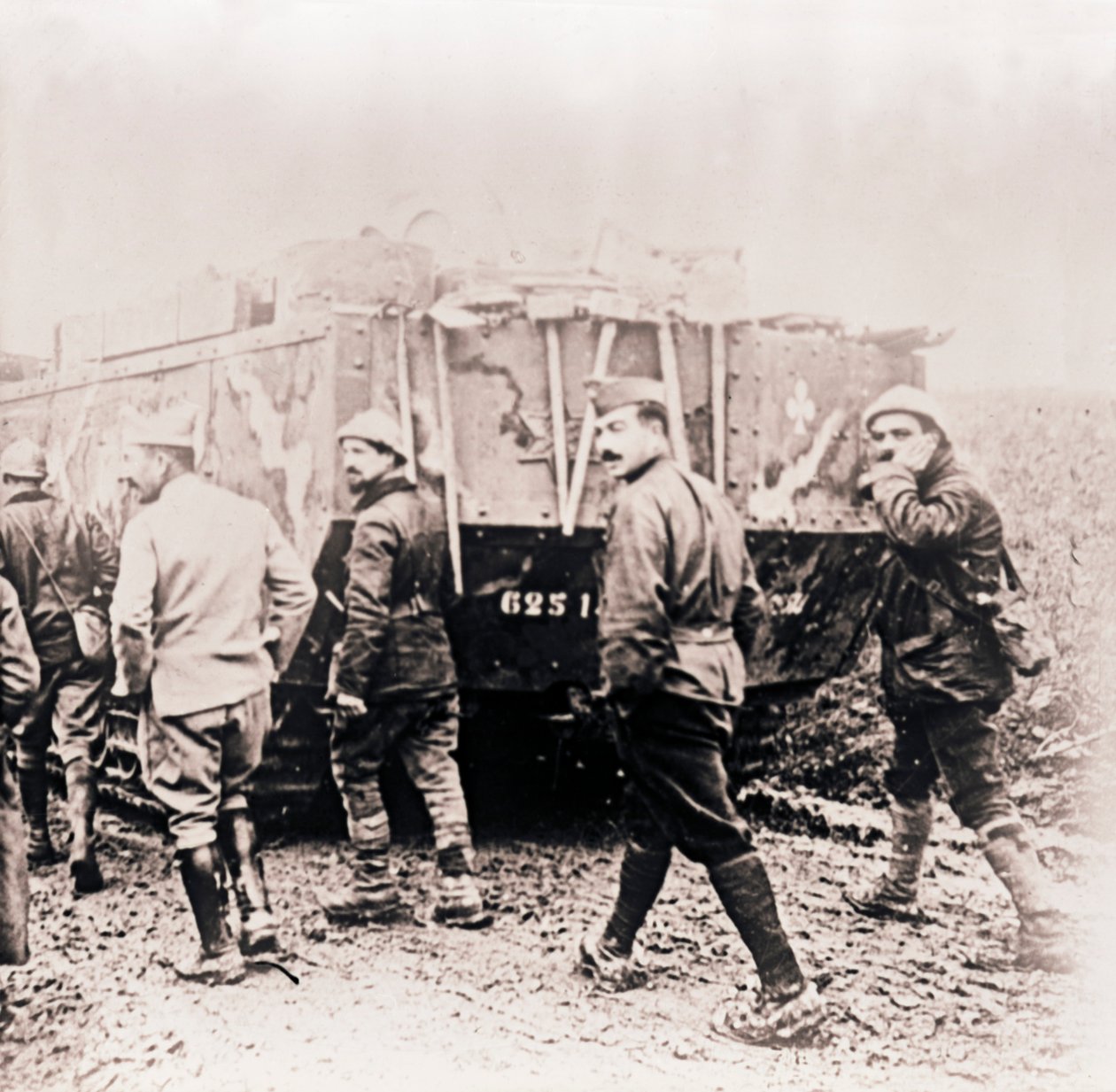 士兵在坦克后面行走，c1914-c1918。 作者 不明