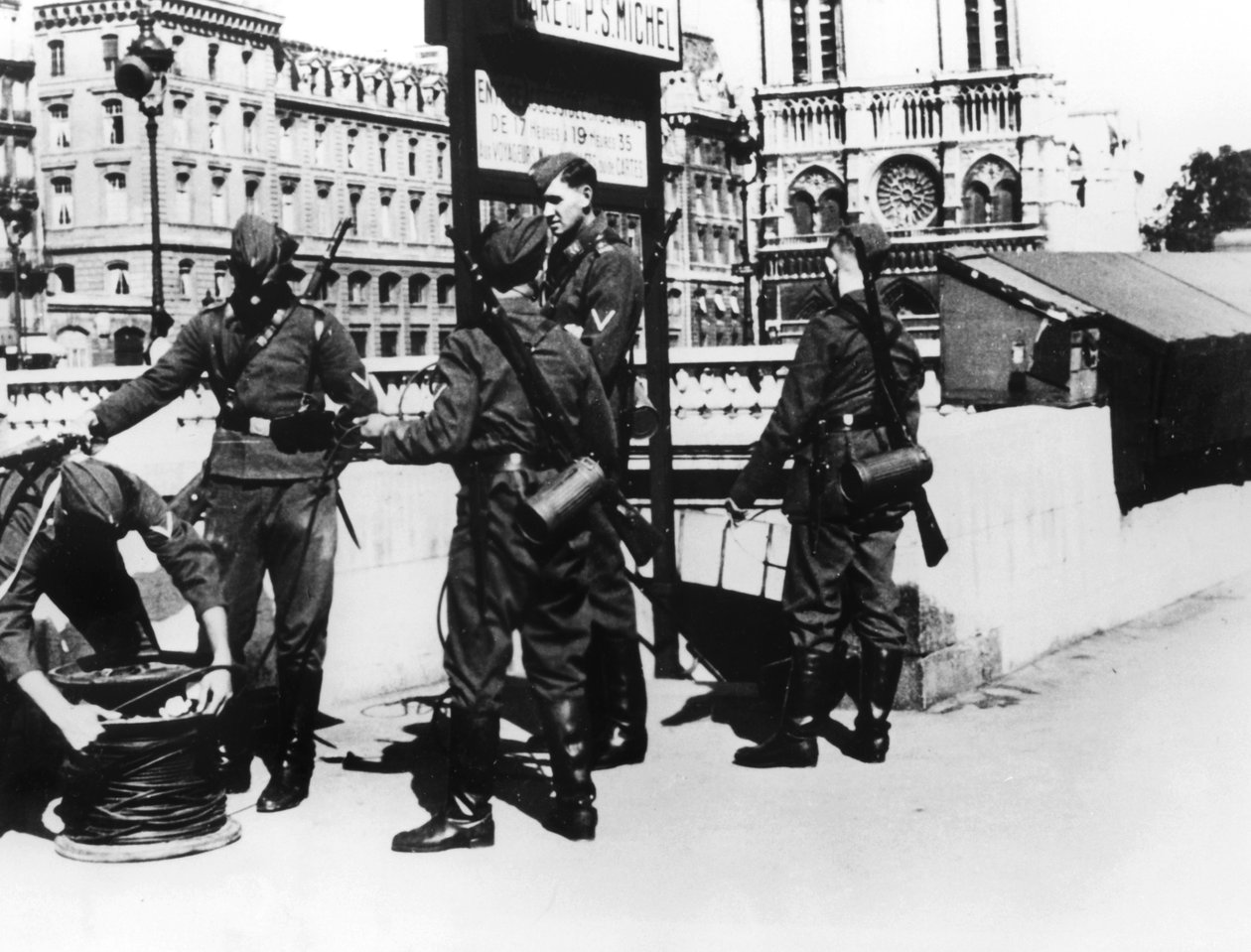 1940年6月，士兵在巴黎圣米歇尔桥（Pont St Michel）上用电话线 作者 不明