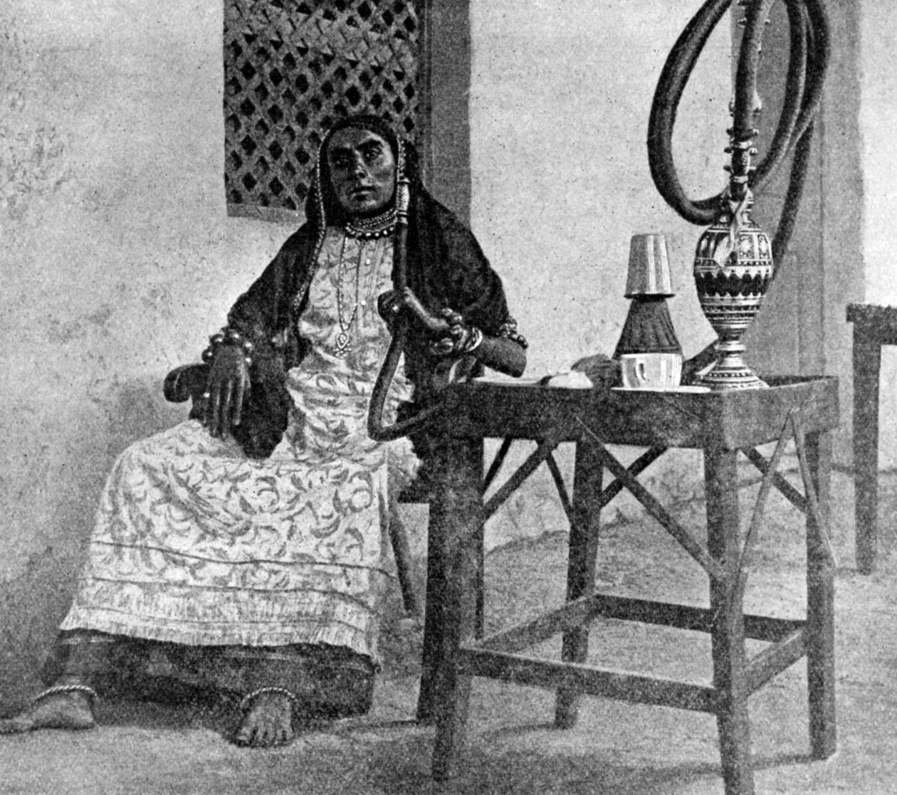 索马里女人抽水烟，亚丁，1922年 作者 不明
