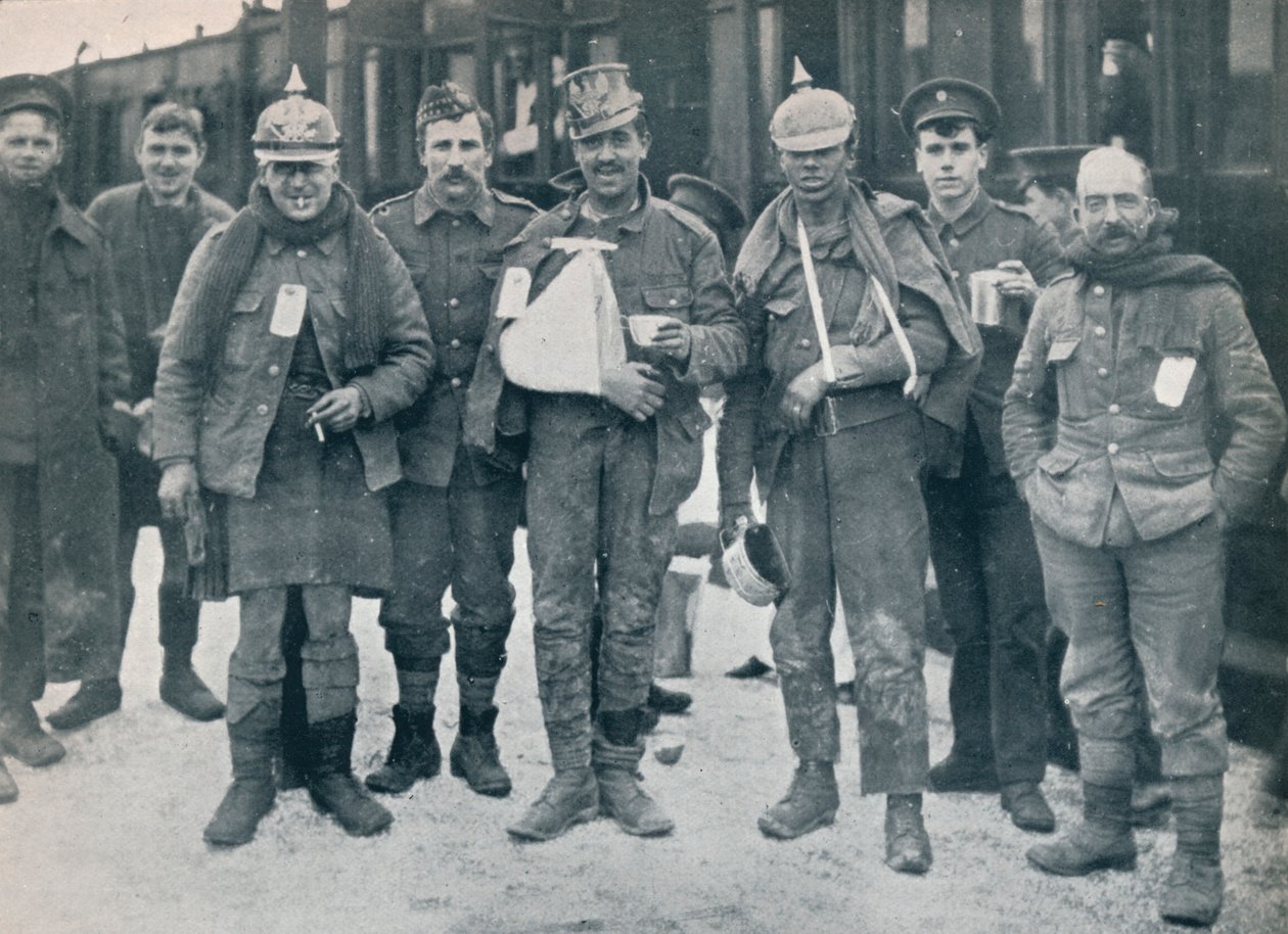 1915年，在戴高乐尚（Neuv Chapelle）战斗中，一些开朗的受伤者戴着被抓获的德国头盔 作者 不明