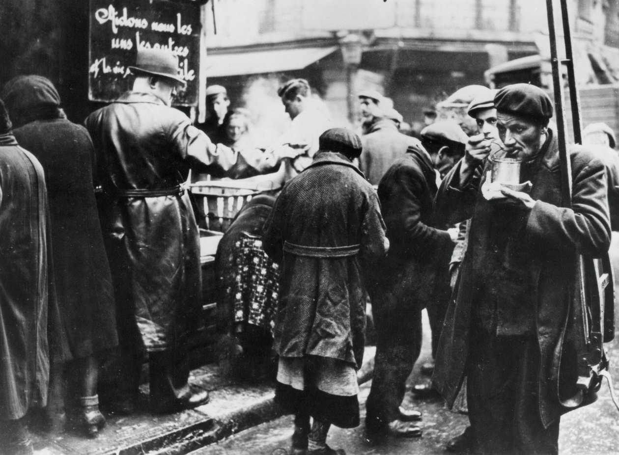 1941年2月，德军占领的巴黎勒哈勒（Les Halles），为有需要的人提供汤料厨房 作者 不明