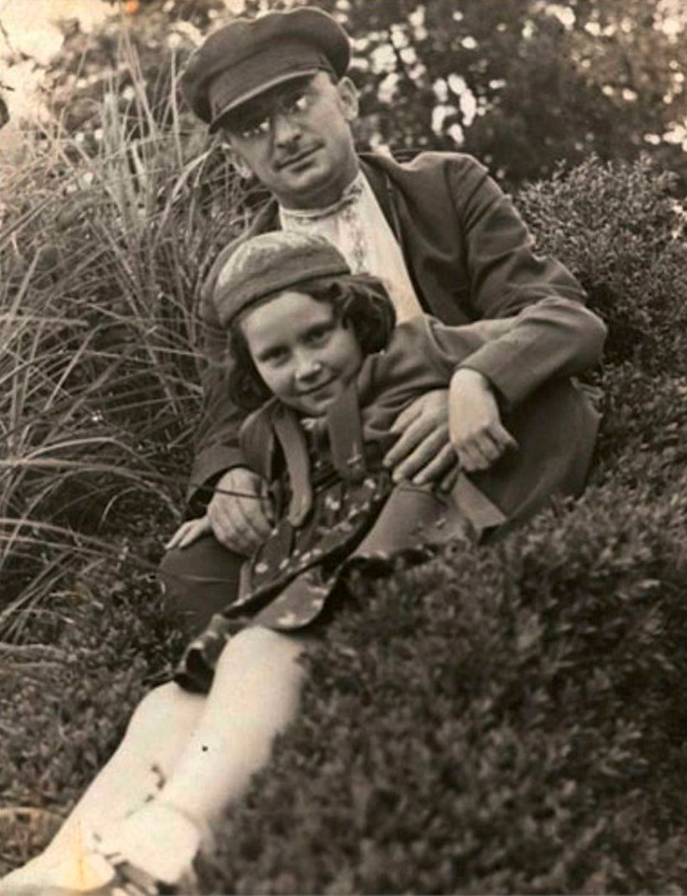 苏联政治家拉夫伦蒂·贝里亚（Lavrentiy Beria）和约瑟夫·斯大林（Josef Stalins）的女儿斯维特拉娜·阿利卢耶娃（Svetlana Alliluyeva），苏联，1930年代 作者 不明
