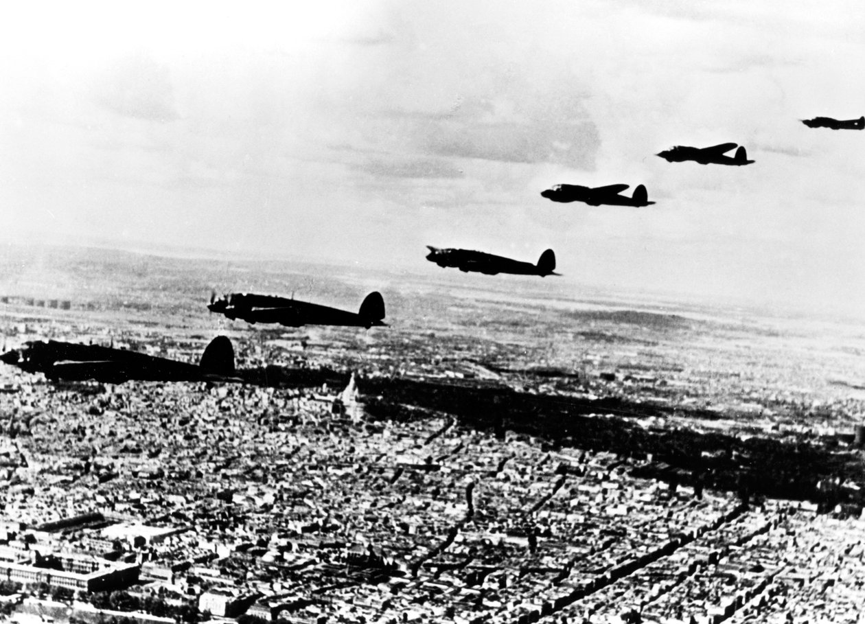 1940年7月，德国Heinkel He中队的111架轰炸机飞越被占领的巴黎 作者 不明