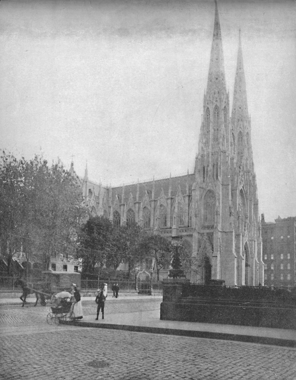 1897年，纽约市圣帕特里克大教堂。 作者 不明