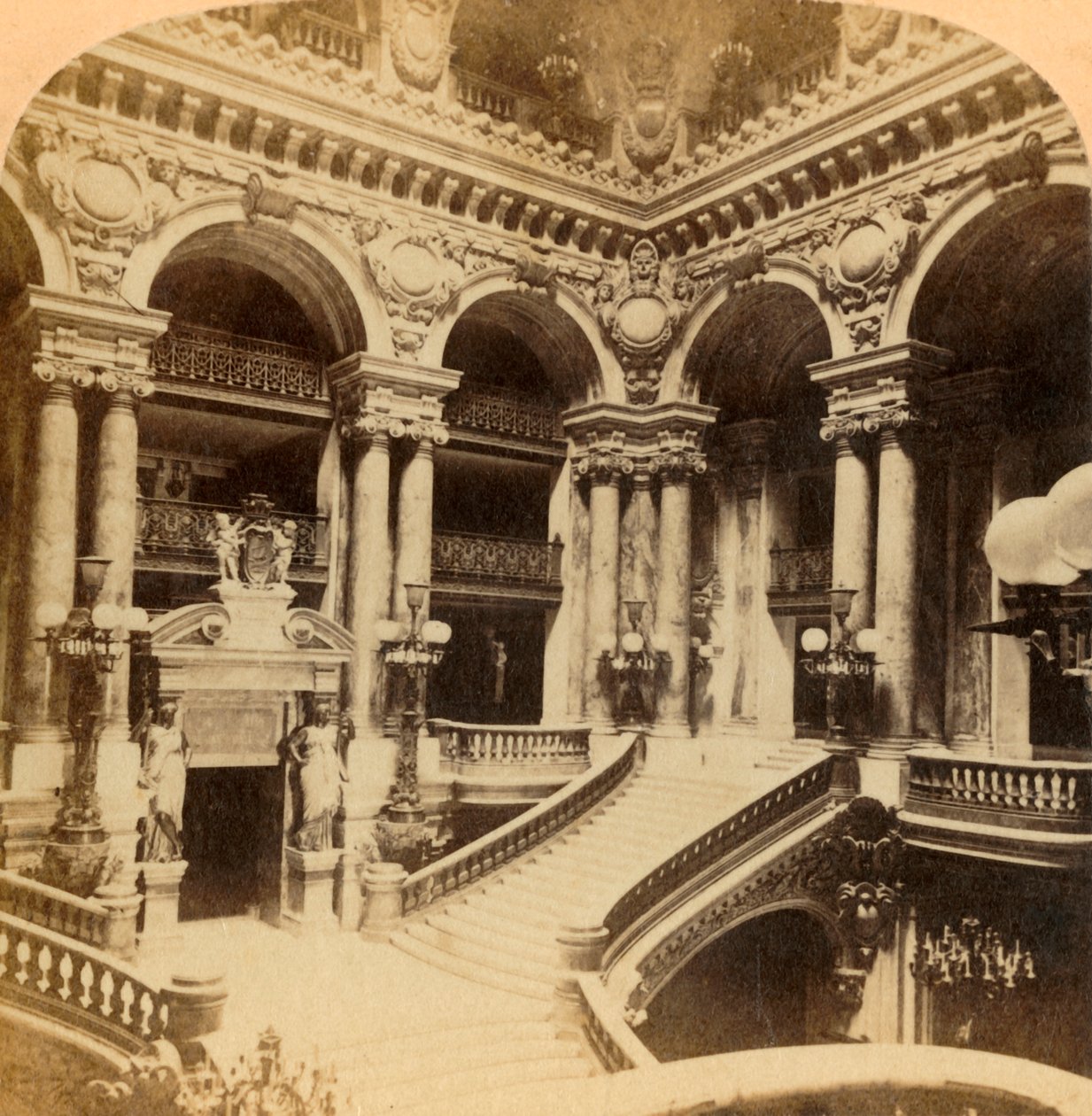 楼梯在大歌剧院，巴黎，法国，c1900。 作者 不明