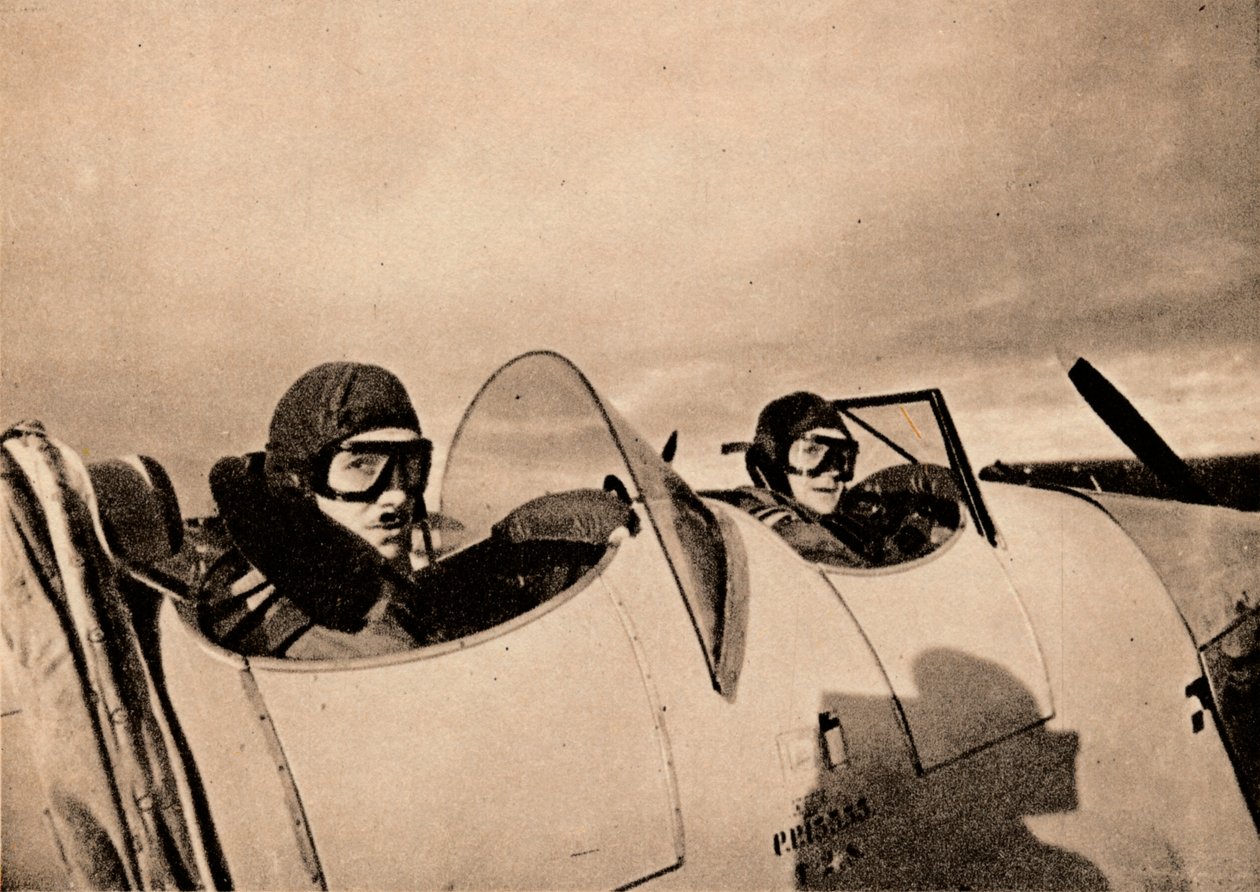 从Miles Magister的指导飞行开始。 1940年，学生在后座舱中 作者 不明