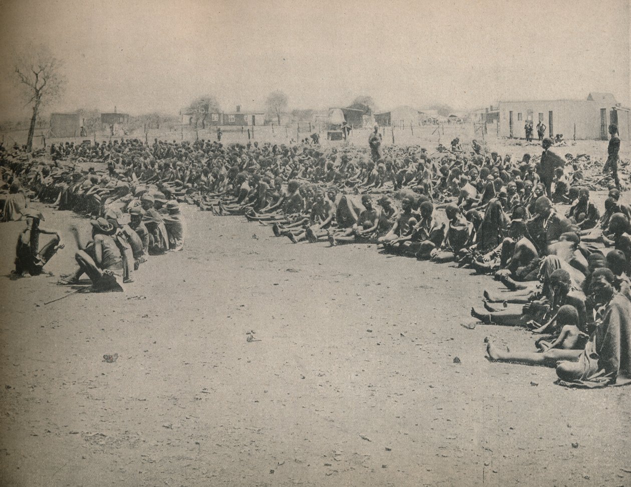 大约1900年，挨饿的土著人在布拉瓦约（Bulawayo）寻求政府救济。 作者 不明