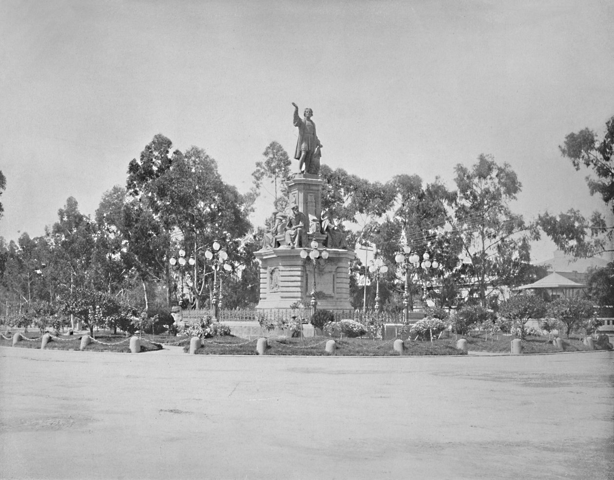 哥伦布，墨西哥城，c1897雕像在Paseo上的。 作者 不明